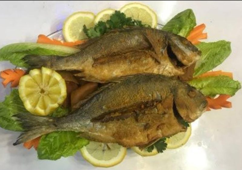 سمك اجاج مشوي + خبر محمص و طرطور 